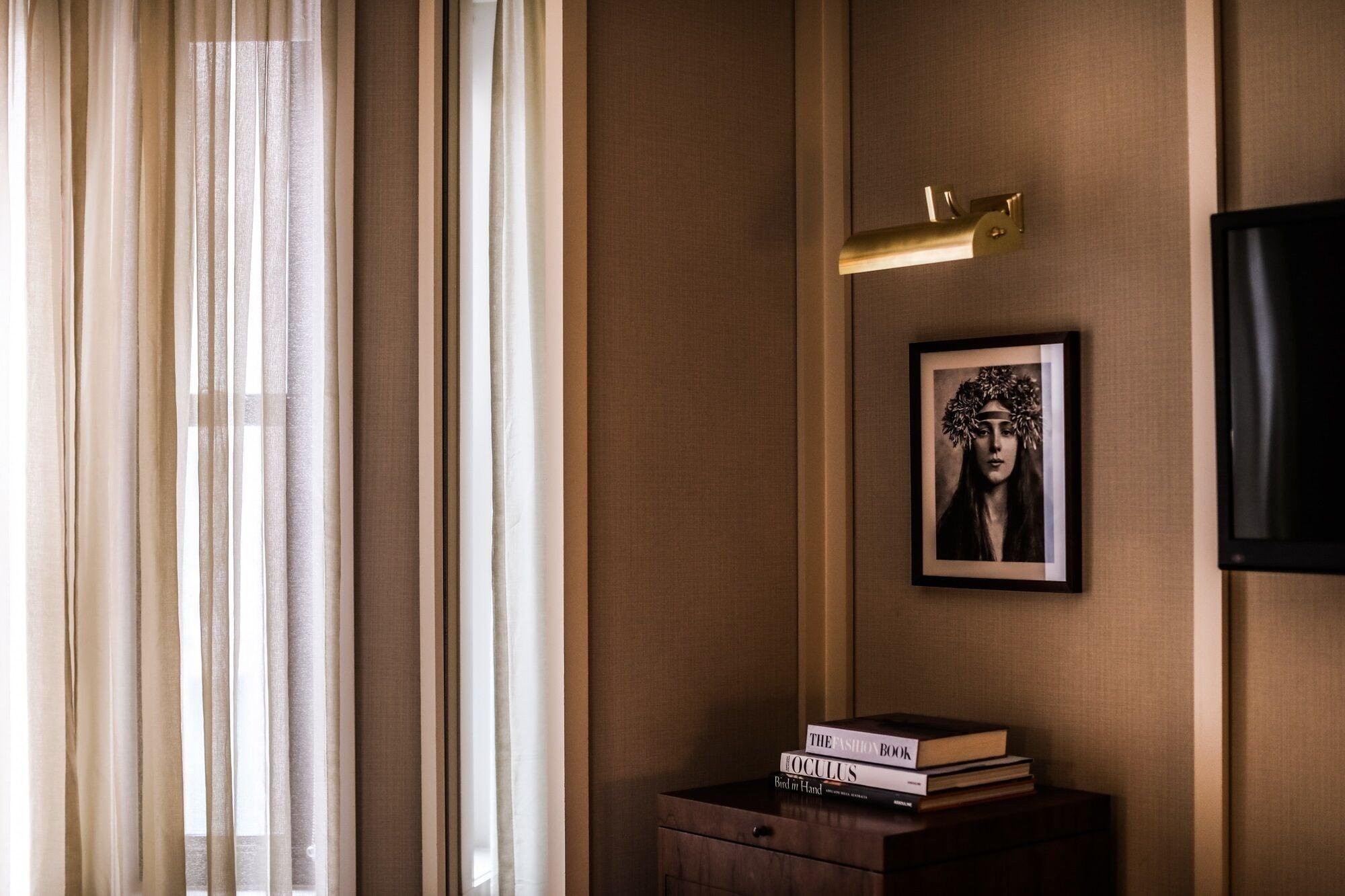 Hotel The Evelyn Nomad New York Esterno foto A wall light