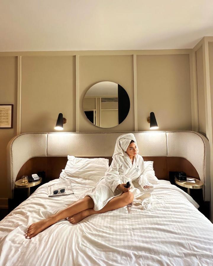 Hotel The Evelyn Nomad New York Esterno foto A woman wearing a bathrobe