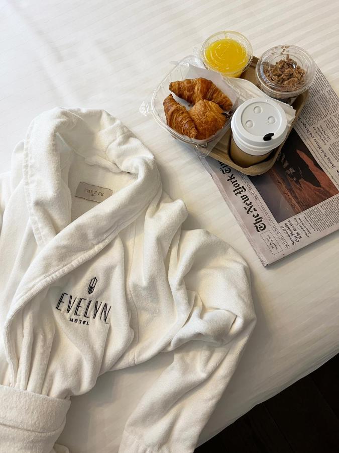 Hotel The Evelyn Nomad New York Esterno foto A bathrobe