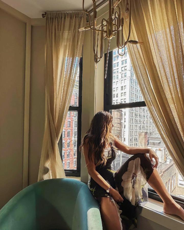 Hotel The Evelyn Nomad New York Esterno foto A woman in a hotel room