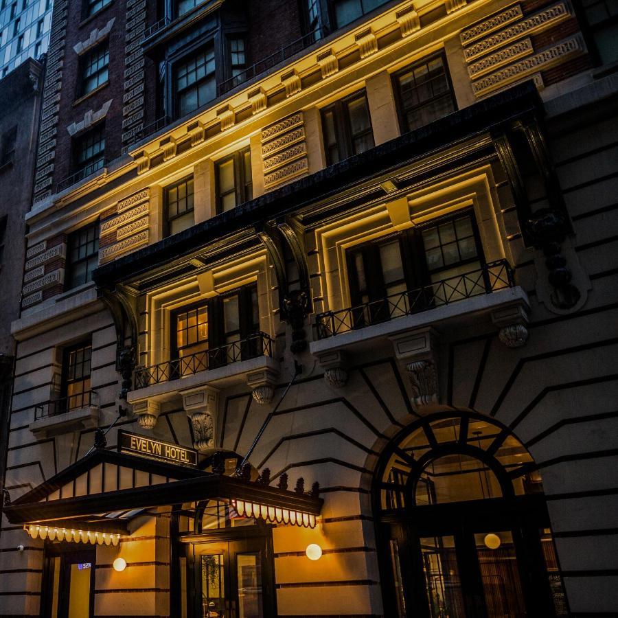 Hotel The Evelyn Nomad New York Esterno foto The hotel's facade at night