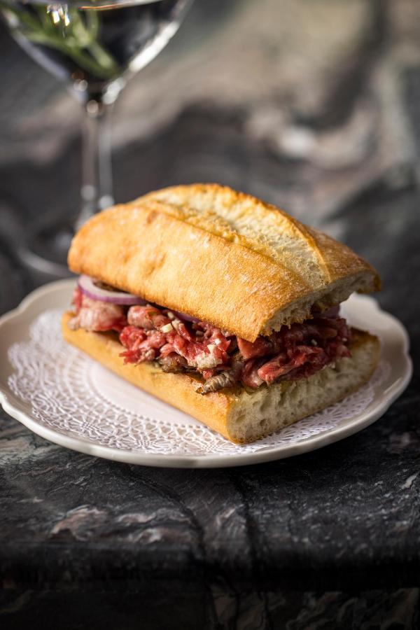 Hotel The Evelyn Nomad New York Esterno foto A steak tartare