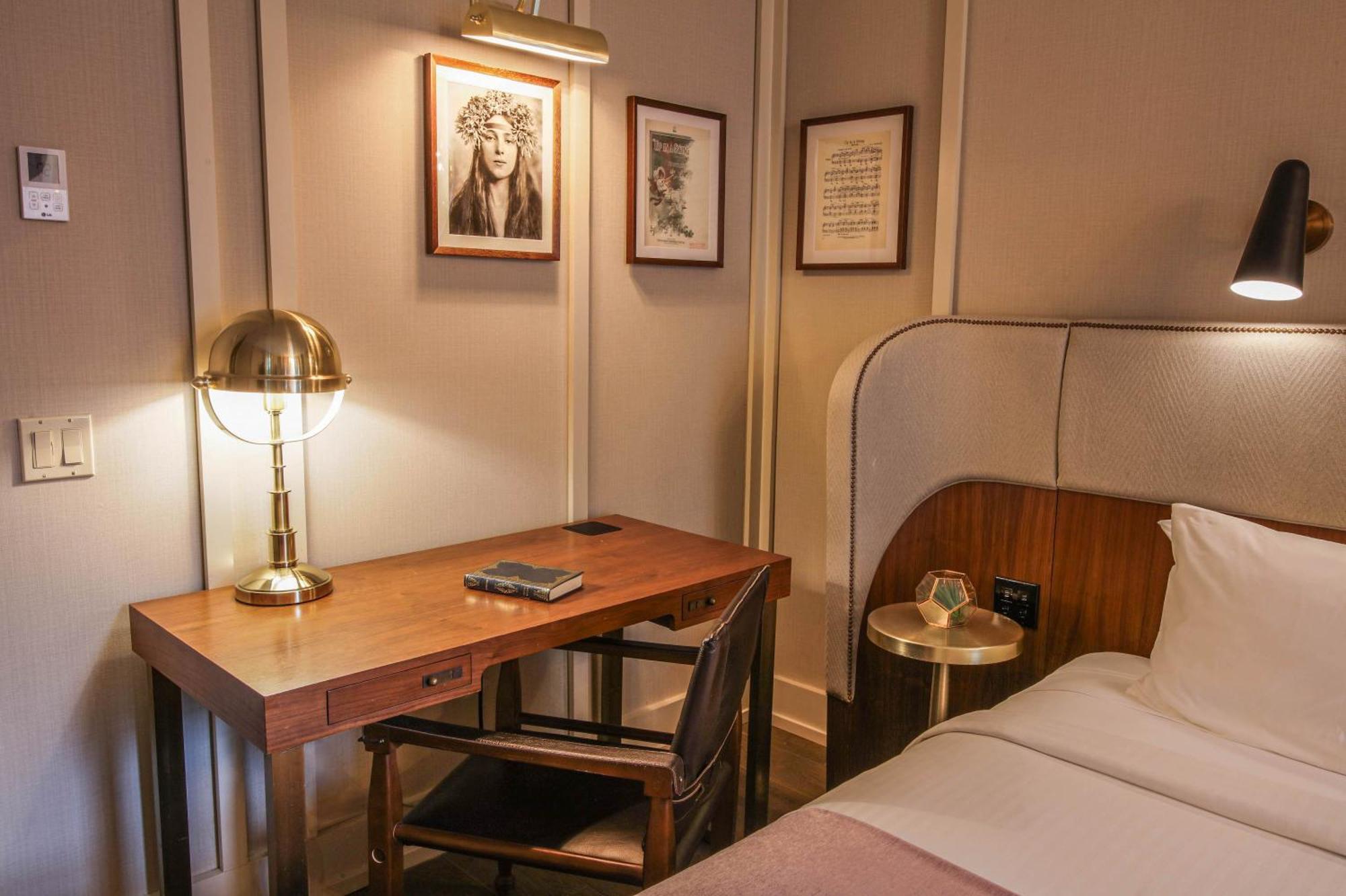 Hotel The Evelyn Nomad New York Esterno foto A room at the hotel