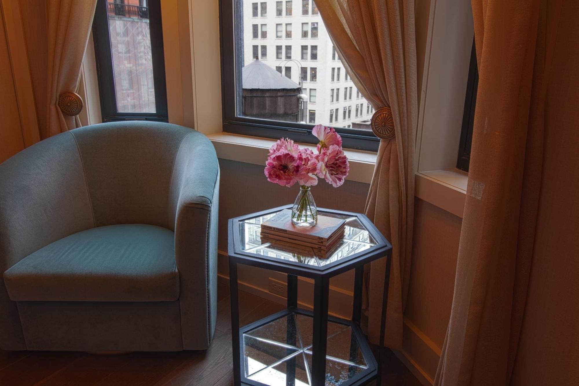 Hotel The Evelyn Nomad New York Esterno foto A room at the Hotel 57