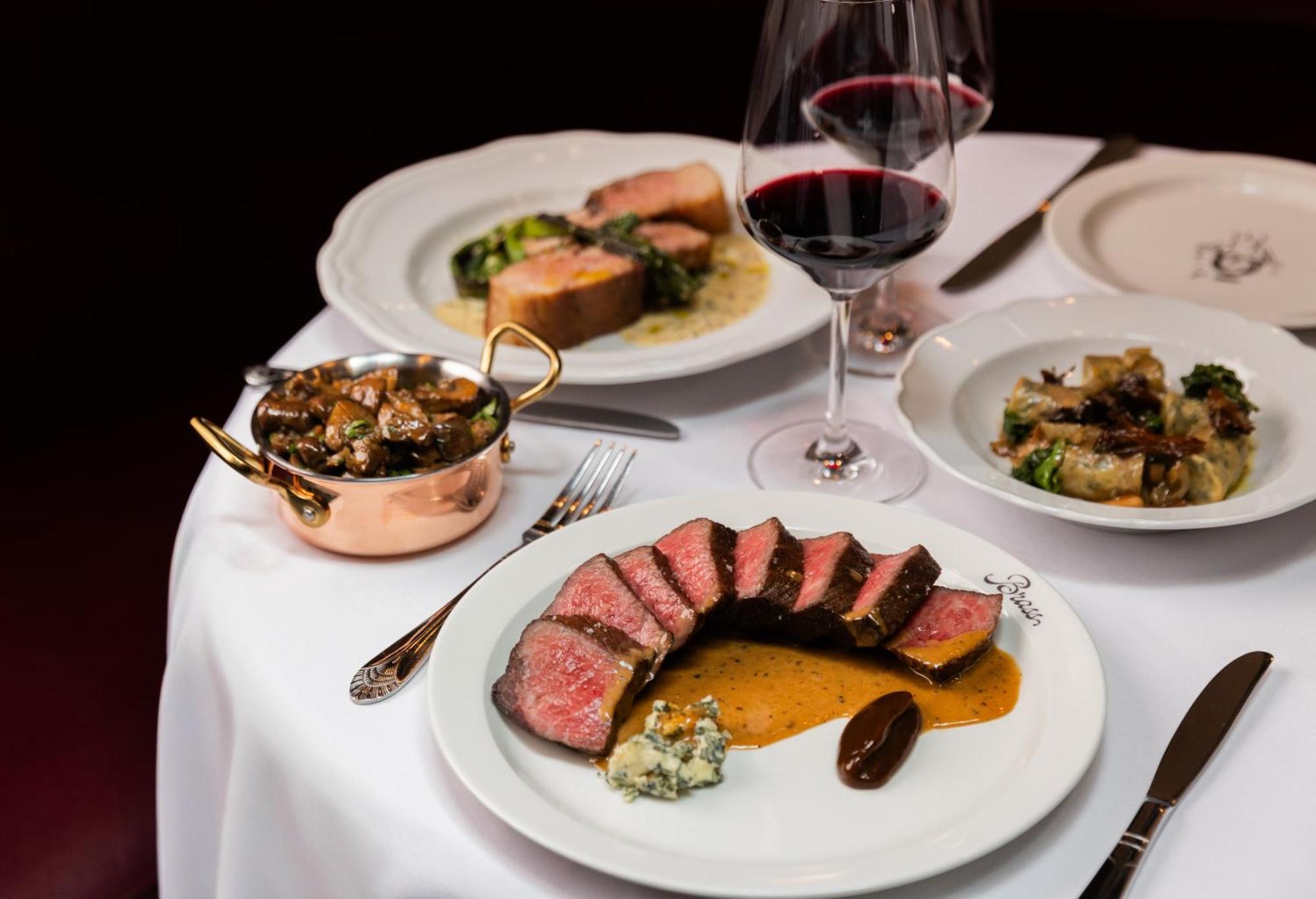 Hotel The Evelyn Nomad New York Esterno foto A meal at the restaurant